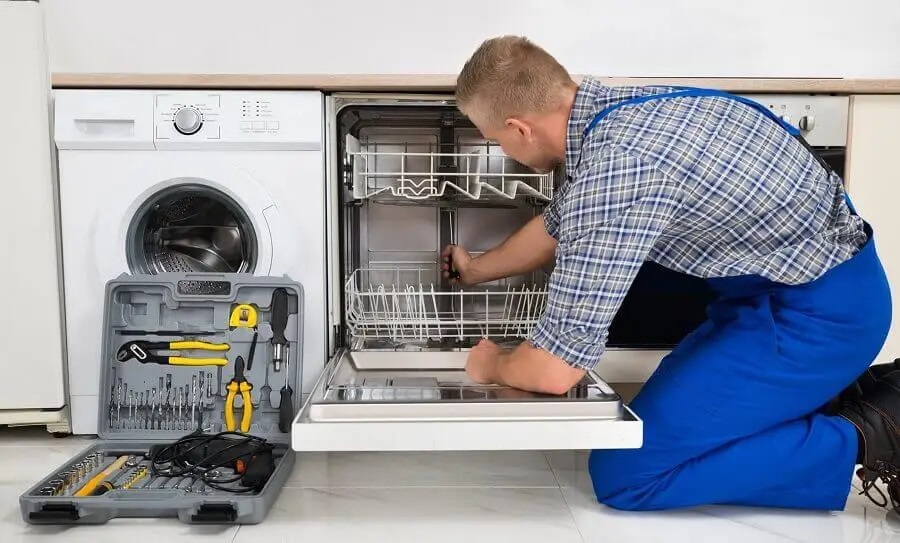 Bayındır Midea servisi teknisyen ekibi beyaz eşya tamiri yaparken